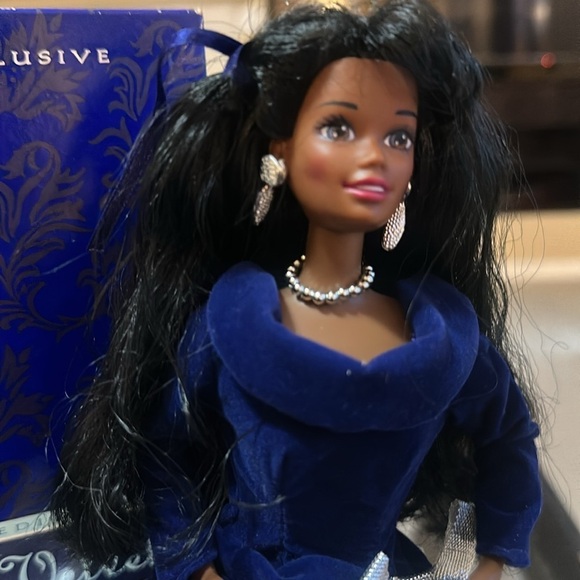 1995 Avon Exclusive African American Holiday Barbie – Winter Velvet - Picture 3 of 5